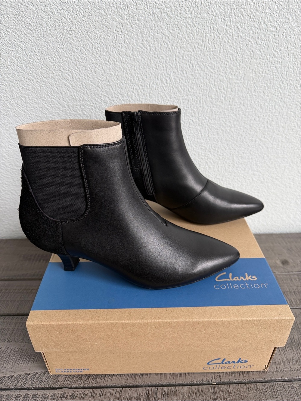 Clarks Kelley Erin Black Pointed Toe Leather Ankle Booties NIB - Picture 3 of 5
